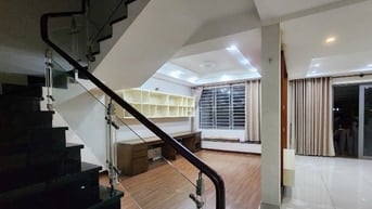  Biệt Thự KDC Sadeco Phước Kiển, MT đường 16m , DT:10x20 . Giá:30tr/th
