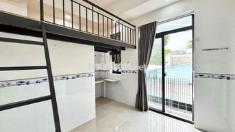 BAN CÔNG - ĐỐI DIỆN ĐH CÔNG THƯƠNG - GIÁ RẺ - SẴN MÁY LẠNH - RỘNG 30m2