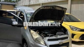 Chevrolet Spark 5 chỗ màu Bạc