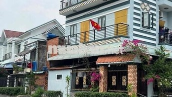 gia đình cần bán nhà mặt công viên hồ nước thị trấn cần giuộc