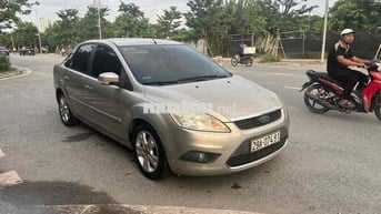 Ford Focus 2010 Ghi vàng 5 chỗ