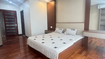 Bán nhà phố Trung Kính 55m2, xây 5 tầng, ngõ nông, gần đường ô tô