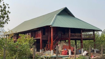 Cho thuê nhà sàn diện tích đất 2000 m2 có nhà sàn DT 200 m2, MT 46m, s