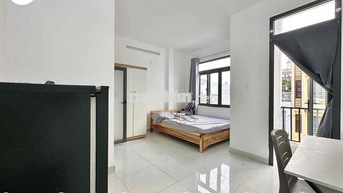 PHÒNG CHỈ TÍNH ĐIỆN FULL NỘI THẤT BAN CÔNG NGAY CÔNG VIÊN LÀNG HOA