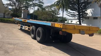 Tài sản thanh lý gồm: ô tô 7 chỗ, 2 đầu kéo kamaz, 1 remooc 40feet