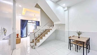 Cho thuê nguyên căn ( Nhà Mới ). Vị trí thuận tiện đi các quận( qua Q4