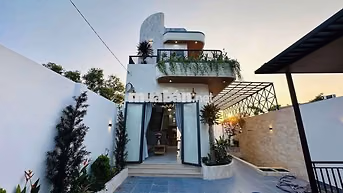 VILLA SÂN VƯỜN 288M2 FULL NỘI THẤT GIÁP RANH BÌNH CHÁNH