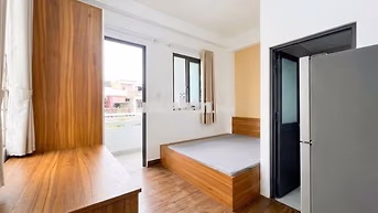 Phòng ban công mới-Máy giặt riêng-Nhà mặt tiền-Gần đại học Văn Lang