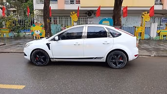 Ford Focus 2010 Trắng 5 chỗ
