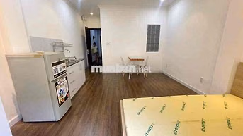 Studio cửa sổ trời cách đại học Luật 500m có thể đi bộ qua trường