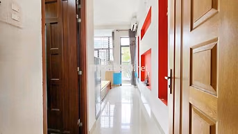 Phòng full nội thất có ban công nằm ngay trung tâm sát bên trường HVHK