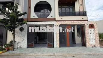 NHÀ 2 TẦNG MẶT TIỀN ĐẦU KHU DÂN CƯ LONG HOÀ 