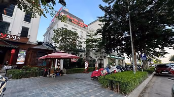 Bán Biệt Thự Embassy Garden mặt đường Nguyễn Văn Huyên.