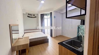 Cho thuê phòng studio ban công full nội thất ngay ngã tư phú nhuận
