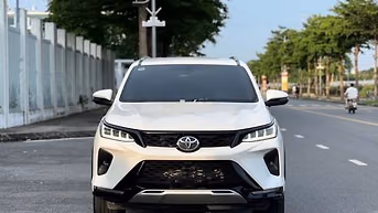 Toyota Fortuner 2021 2.4G 4x2 AT Legender Trắng