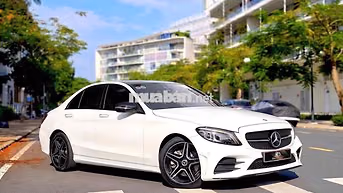 Mercedes C300 AMG 2021 màu trắng siêu lướt