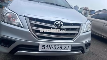 Toyota Innova 2.0E 8 chỗ Xăng Bạc