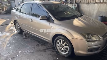 Ford Focus 5 chỗ màu Vàng cát