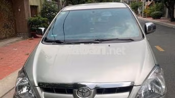 Toyota Innova Xe gia đình màu Bạc