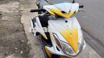 Yamaha Luvias 2011 Trắng Vàng