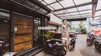 Mặt bằng đối diện New World, Khu vực khách Tây