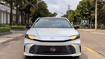 Toyota Camry 2025 2.5 HEV Top Trắng 7.000km