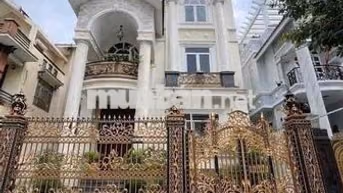 Biệt thự khu Tên Lửa nội thất cao cấp 10x20m có hầm 3 lầu giá 32.5 tỷ