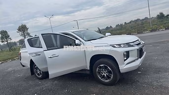 Mitsubishi Triton 2023 Trắng 15.000km chính chủ