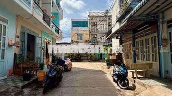 Nhà 5Tầng, 4x13, hxt 6m thông, ngay kề Tên Lửa, giá nhỉnh 5 tỷ ( TL )
