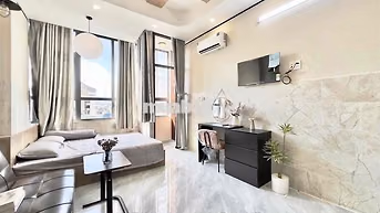 Phòng ngủ ban công, chung cư mini thang máy nội thất cao cấp ởHưng Phú