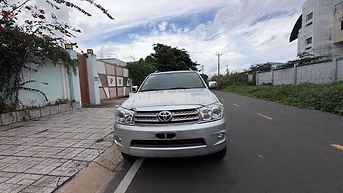 Toyota Fortuner 7 chỗ Xăng Số tự động Bạc
