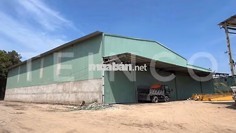 Kho xưởng 830 m² có điện 3 pha, trong cụm kho đường Quốc Lộ 1A