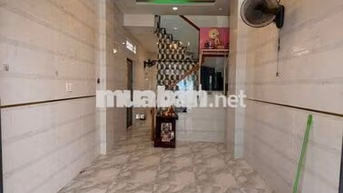 nhà đẹp căn gốc có 1 máy lạnh vô ở liền nhà trống 