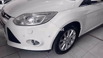 Ford Focus 2013 at Trắng 5 chỗ
