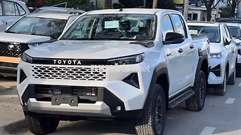 Toyota Hilux Pro 2.8L 4x2 AT 2026 Trắng