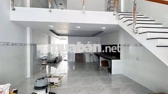 mặt tiền tch 5x30 mới xây trệt lửng 2pn 2wc kd VP cty 