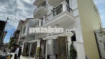 Nhà 3 Tầng Full nội thất sát Mặt tiền Phạm Văn Đồng Gía chỉ 3,7xx Tỷ.