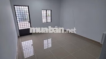 HOT! Nhà mặt tiền đối diện trường học, sát ngã tư. Đường Độc Lập