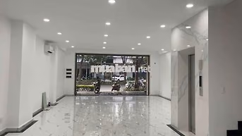Cho thuê nhà mặt tiền Nguyễn Văn Cừ - Quận 5