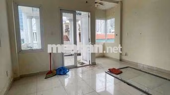Cho thuê nhà Mặt tiền CMT8 có thang máy