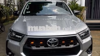 Toyota Hilux 2.4AT Số tự động 2024 Bạc