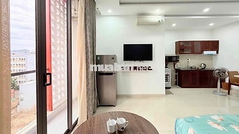 Trống sẵn căn hộ studio cao tầng, ban công thoáng mát.