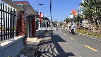Đất vuông vức, lô góc, hai mặt tiền, giấy tờ sổ đỏ, một mặt tiền đông