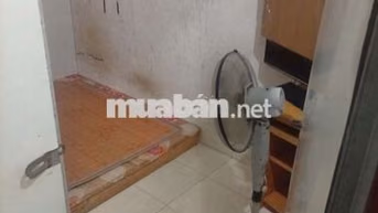 cần cho thuê 1/2 phòng ở tầng 3 trong 1 toà