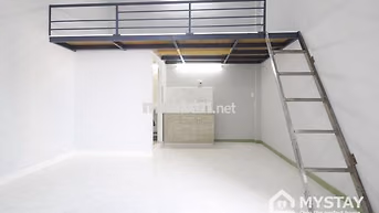 Phòng có gác cao 1m8 cửa sổ thoáng đường Thiên Hộ Dương, Phạm Văn Đồng