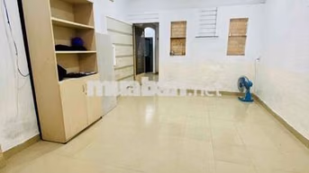 🍒 Cho thuê nhà trệt 80m2 có cổng sân, 5’ tới Q1