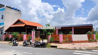 Nhà vườn Gỗ Góc 2 MT đối diện công viên.Thông Khu Công Nghiepy