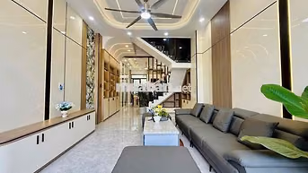 NHÀ ĐẸP 2 LẦU GIÁP NGÃ 4 GA GIÁ 10 TRIỆU