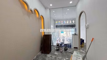 Mặt bằng cho thuê giá rẻ ngay ngã tư Phú Nhuận