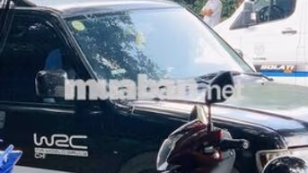 Isuzu Trooper SUV 7 chỗ màu Đen